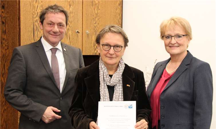 Landrat Achim Schwickert und Geschäftsführerin Helga Gerhardus danken Monika Gass (Mitte) für Engagement und geleistete Arbeit.Pressestelle der Kreisverrwaltung des Westerwaldkreises