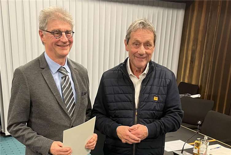 Landrat Achim Schwickert verabschiedet langjährigen Leitenden Notarzt Dr. Karl-Wilhelm Christian. Foto: Klaus Strüder
