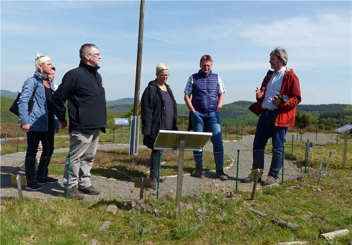 Landrat Alexander Saftig (2.v.l.) und Vizepräsidentin Nicole Morsblech von der SGD-Nord (Mitte) lauschten den Ausführungen von Biologe Jörg Hilgers (rechts).KV Mayen