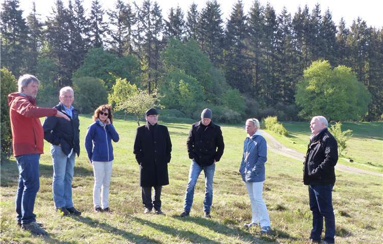 Landrat Alexander Saftig (Mitte) überzeugte sich mit Vertretern des LBM, der Oberen und Unteren Naturschutzbehörde und der Stiftung Natur und Umwelt von der hervorragenden Entwicklung der Blumenrather Heide.KV MYK