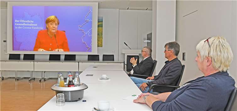 Landrat Alexander Saftig, der Erste Kreisbeigeordnete Burkhard Nauroth und Büroleiterin Petra Kretzschmann bei der Videokonferenz. Foto: Kreisverwaltung Mayen-Koblenz