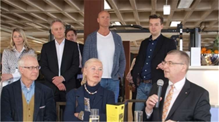 Landrat Alexander Saftig (r.) gratulierte zur Neueröffnung und wünschte dem FitnessKing-Studio in Koblenz wirtschaftlichen Erfolg. US