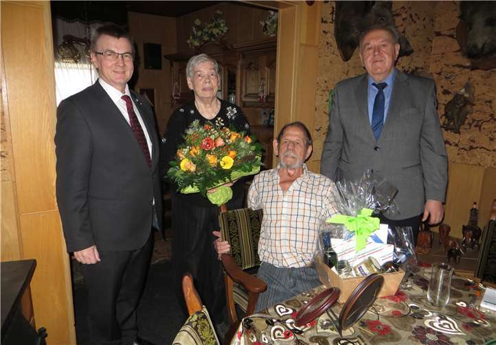 Landrat Alexander Saftig und Erster Beigeordneter Bernhard Wiemer gratulierten Sieglinde und Siegfried zum besonderen Ehejubiläum. Foto: Stadt Bendorf am Rhein