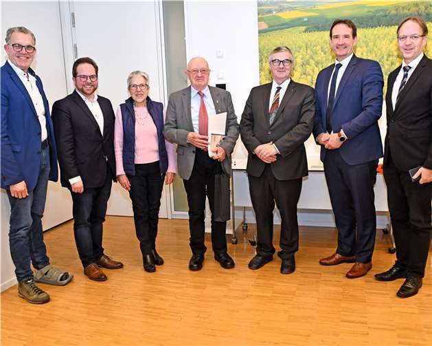 Landrat Alexander Saftig zeichnete den Mülheim-Kärlicher Antonius Rüsing mit der Ehrennadel des Landes Rheinland-Pfalz aus. Foto: Kreisverwaltung Mayen-Koblenz / Wiebke Schäfer