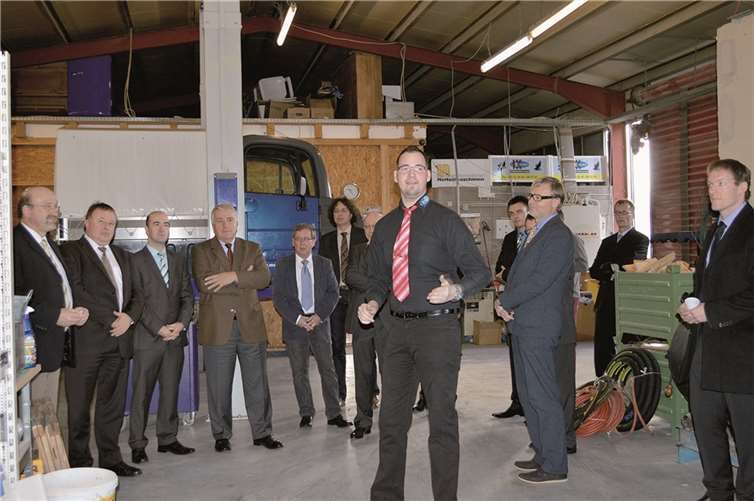 Landrat, Bürgermeister, Wirtschaftsförderern und Senior-Experten aus dem Kreis überzeugten sich von der Leistungsfähigkeit des Kripper Unternehmens.AB