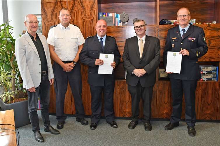 Landrat Dr. Alexander (2.v.r.) überreichte dem wiedergewählten Brand- und Katastrophenschutzinspekteur Rainer Nell (rechts) sowie dem wiedergewählten stellvertretenden BKI Andreas Faber (Mitte) im Beisein des Leitenden staatlichen Beamten Berthold Schmitz (links) sowie dem zweiten stellvertretenden BKI Stefan Voigt (2.v.l.) die Ernennungsurkunden.  Foto: Kreisverwaltung MYK/Julia Brück
