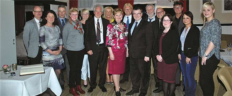 Landrat Dr. Alexander Saftig (10.v.l) begrüßte Liz Wheatley (8.v.l), Landrätin des südlich von London gelegenen Partnerschaftskreises Waverley und ihren Gatten Mike (6.v.l.) im Landkreis Mayen-Koblenz