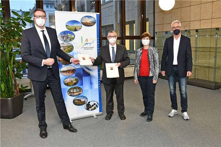 Landrat Dr. Alexander Saftig (2. v. l.) erhielt im Beisein von Rita Emde (Prokuristin der Wirtschaftsförderungsgesellschaft am Mittelrhein und WFG-Geschäftsführer Henning Schröder (rechts) den Förderbescheid des Landes Rheinland-Pfalz über 17,4 Millionen Euro von Alexander Schweitzer, Minister für Digitalisierung.  Foto: Kreis MYK