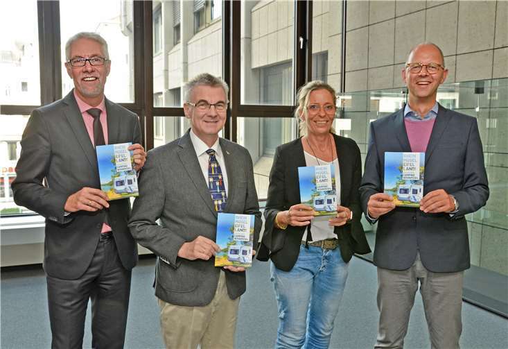 Landrat Dr. Alexander Saftig (2. von links) präsentiert gemeinsam mit (von links) Henning Schröder, Petra Wuitschick und Michael Schwippert von der Rhein-Mosel-Eifel-Touristik (REMET) stolz die neue Stellplatzbroschüre.Foto: Kreisverwaltung
