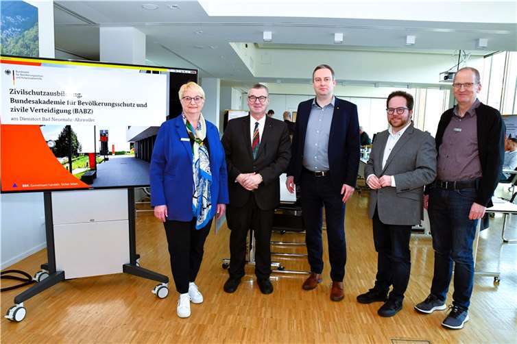 Landrat Dr. Alexander Saftig (2.v.l.), der Erste Kreisbeigeordnete Pascal Badziong (2.v.r.) sowie Büroleiterin Petra Kretzschmann und Brand- und Katastrophenschutzinspekteur Rainer Nell (rechts) dankten Josef Kanders vom Bundesamt für Zivilschutz und Katastrophenhilfe für die zweitägige Schulung des Verwaltungsstabs der Kreisverwaltung Mayen-Koblenz.  Foto: Kreisverwaltung MYK/Damian Morcinek