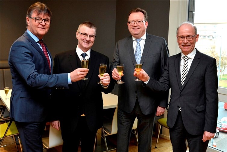Landrat Dr. Alexander Saftig (2.v.l.) freut sich über zahlreiche Gratulanten. Foto: Kreisverwaltung Mayen-Koblenz