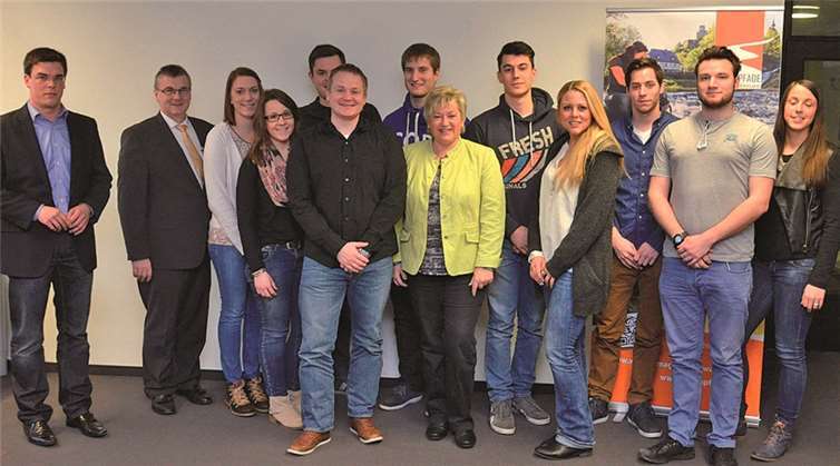 Landrat Dr. Alexander Saftig (2.v.l.) stellte FHöV-Dozentin Beate Rheindorf (M.) und den Studenten ihrer Studiengruppe im Kreishaus den Mayen-Koblenzer Bürgerhaushalt vor. privat