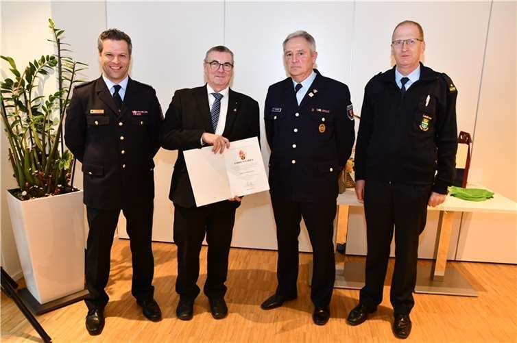 Landrat Dr. Alexander Saftig (2.v.l.) wurde die Ehrennadel der Jugendfeuerwehr Rheinland-Pfalz samt Urkunde von Landesjugendfeuerwehrwart Dirk Ströder (links), Kreisjugendfeuerwehrwart Horst Klee (2.v.r.) sowie Brand- und Katastrophenschutzinspekteur Rainer Nell überreicht. Fotos: Kreisverwaltung/Morcinek