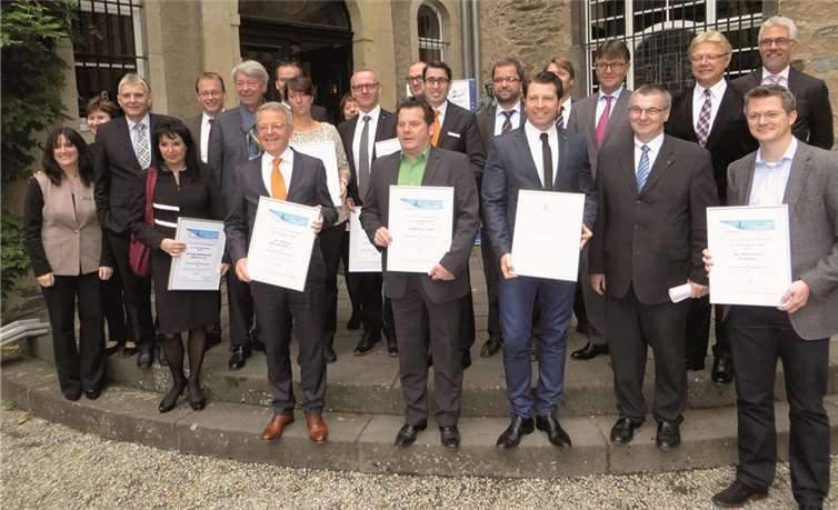 Landrat Dr. Alexander Saftig (2.v.r.) mit den Preisträgern des diesjährigen Wettbewerbs „Zukunft mit Familie - familienfreundliche Unternehmen“. MKA