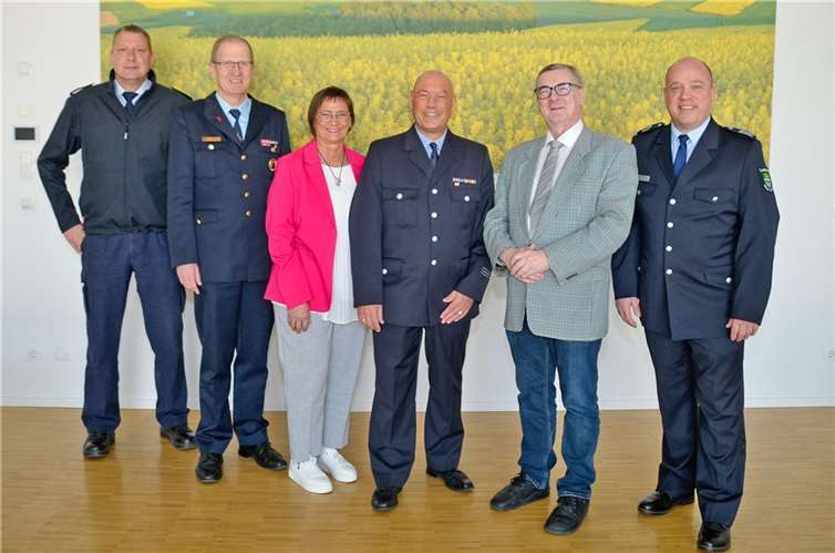Landrat Dr. Alexander Saftig (2.v.r.) verabschiedete den stellvertretenden Kreis-Gefahrstoffzugführer Heinz-Ulrich Walsdorf (3.v.r.) im Beisein seiner Ehefrau Nicole Walsdorf (3.v.l.), von Brand- und Katastrophenschutzinspekteur Rainer Nell (2.v.l.) sowie den stellvertretenden Brand- und Katastrophenschutzinspekteuren Stefan Voigt (links) und Andreas Faber (rechts) im Rahmen einer Feierstunde im Kreishaus. Foto: Kreisverwaltung MYK/Damian Morcinek