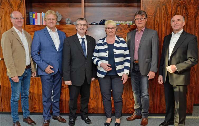 Landrat Dr. Alexander Saftig (3.v.l.) und die Mitglieder des Kreisvorstandes gratulieren Petra Kretzschmann (3.v.r.) zur neuen Aufga-be als Büroleiterin der Kreisverwaltung.