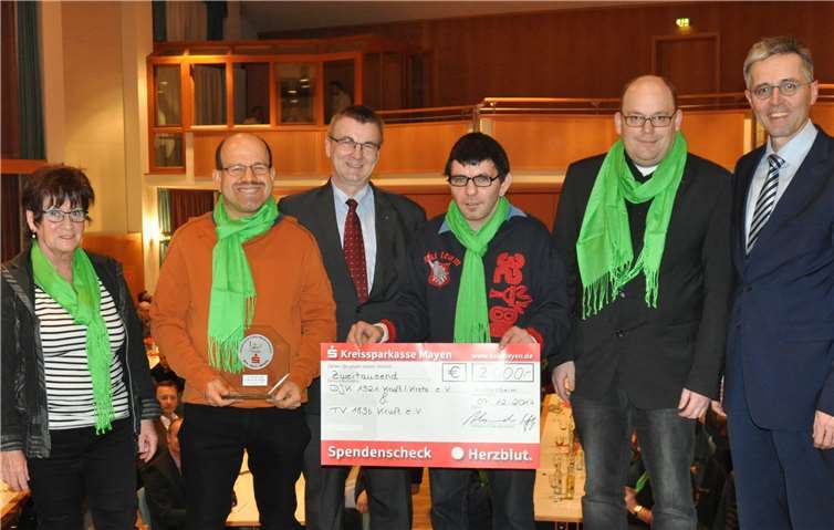 Landrat Dr. Alexander Saftig (3.v.l.) würdigte die Leistungen des Turnvereins Kruftund der DJK Kruft/Kretz mit der Sportmedaille. Er und Karl-Josef Esch (r.), Vorstand derKreissparkasse Mayen, übergaben Medaille und Scheck in Höhe von 2000 Euro an (v.l.)Hildegard Laux-West, Peter Dohm, Peter Ulrich und Jürgen Hesch.