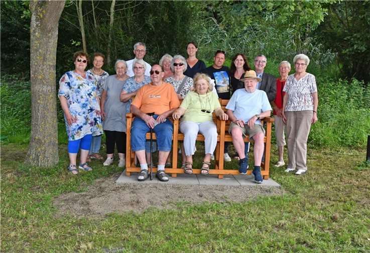 Landrat Dr. Alexander Saftig (3.v.r.), Projektleiterin „Bewegung in die Dörfer“ Lea Bales (5.v.r.), Bürgermeisterin der VG Rhein-Mosel Kathrin Laymann (8.v.r.) und der Vorstandsvorsitzende der Kreissparkasse Mayen, Karl-Josef Esch (4.v.l.), haben jüngst eine Seniorenbank an die Ortsgemeinde Lehmen übergeben.  Foto: Kreisverwaltung/W.Schäfer