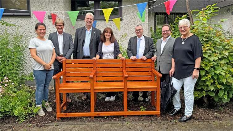 Landrat Dr. Alexander Saftig (3.v.r.), der Erste Kreisbeigeordnete Pascal Badziong (2.v.r.), Projektleiterin „Bewegung in die Dörfer“ Lea Bales (Mitte) und Berthold Nick (2.v.l.) von der evm haben jüngst die Seniorenbank an die Stadt Vallendar übergeben. Hierüber freuten sich der Pfarrer der Evangelischen Kirchengemeinde Vallendar Berg Gerd Götz (3.v.l.), Laura Steffen (links) und die Vallendarer Bewegungsbegleiterin Ingrid Brennecke (rechts).  Foto: Kreisverwaltung/J.Brück