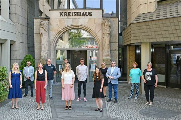 Personalentwicklungsprogramme erfolgreich beendet Landrat Dr. Alexander Saftig (3.v.r.) freute sich gemeinsam mit Büroleiterin Petra Kretzschmann, Personalratsvorsitzenden Heike Breitbach und Personalentwicklerin Dorothee Weis (v.r.n.l.) über die neun erfolgreichen Absolventen des Personalentwicklungsprogramms für „junge Sachbearbeiter“: (v.l.n.r.): Meike Koch, Peter Klöckner, Anna-Clara Klimowski, Daniel Lang, Lisa Krayer, Julian Weber, Daniel Hein und Julia Graf). Fotos: Kreisverwaltung Mayen-Koblenz
