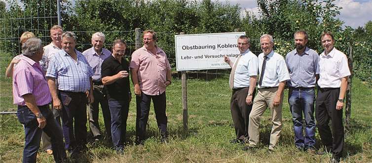 Landrat Dr. Alexander Saftig (4.v.l.) informierte sich gemeinsam mit Vertretern der Stadt und der Verbandsgemeinde an der Lehr- und Versuchsanlage des Obstbaurings Koblenz über die diesjährige Ernte. Die Obstanbauer sind mit der Qualität ihrer Erzeugnisse mehr als zufrieden.  GH