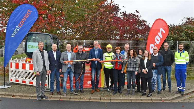 Landrat Dr. Alexander Saftig (4.v.l.) und Dirk Meid, Oberbürgermeister der Stadt Mayen (3.v.l.), kamen zum offiziellen Startschuss für die dritte Bauetappe des geförderten Breitbandausbaus im Mayener Gewerbegebiet mit Vertretern der Wirtschaftsförderungsgesellschaft am Mittelrhein, von Westenergie und Westnetz sowie von der Antene KOM zusammen. Foto: Kreisverwaltung/Morcinek