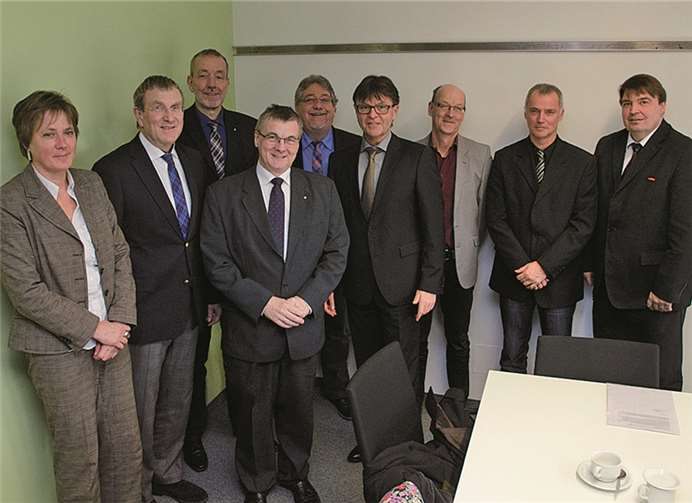 Landrat Dr. Alexander Saftig (4.v.l.) und der Hauptgeschäftsführer der Handwerkskammer Koblenz, Alexander Baden (2.v.l.), wollen ihre Kräfte bündeln, um Flüchtlinge möglichst schnell in Arbeit zu bringen. Die neue Koordinierungsstelle im Kreishaus soll als „Scharnier“ für die verschiedenen Akteure dienen, darunter auch Migrationsdienste und Arbeitsvermittlung, die ebenfalls an dem Gespräch teilnahmen.  privat