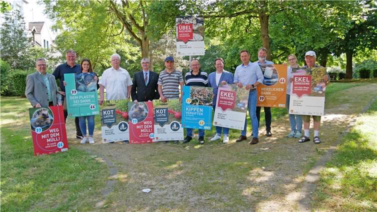 Landrat Dr. Alexander Saftig (5.v.l.) und der Erste Kreisbeigeordnete Pascal Badziong (5.v.r.) freuten sich gemeinsam mit Muaz Özyurt (6.v.l.) sowie den weiteren Teilnehmern über die gelungenen Schilder und den Start der Antimüll-Kampagne.  Foto: Foto: Kreisverwaltung/ Wiebke Schäfer