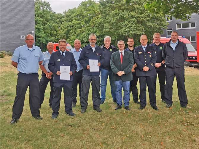 Landrat Dr. Alexander Saftig (5.v.r.) verabschiedete den Kreis-Gefahrstoffzugführer Thorsten Machwirth (3.v.l.) im Rahmen einer Feierstunde auf dem Flugplatz in Mendig und führte dessen Nachfolger Marcus Steenblock (5.v.l.) im Beisein von Brand- und Katastrophenschutzinspekteur Rainer Nell (3.v.r.) und vielen weiteren Gästen offiziell in das Amt ein. Foto: Kreisverwaltung Mayen-Koblenz
