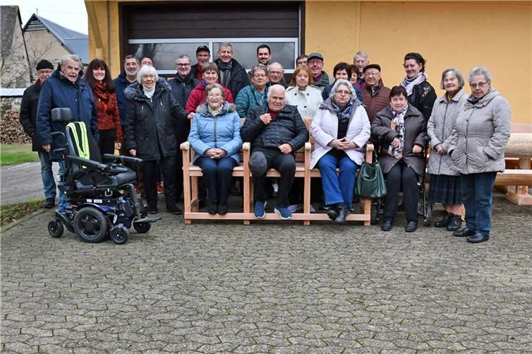 Landrat Dr. Alexander Saftig (7.v.l.), Projektleiterin „Bewegung in die Dörfer“ Lea Bales (3.v.l.) und Westenergie-Kommunalmanager, Patrick Ley (hintere Reihe 4.v.l.) haben jüngst die Seniorenbank an die Ortsgemeinde Dreckenach übergeben.  Foto: Kreisverwaltung/W.Schäfer