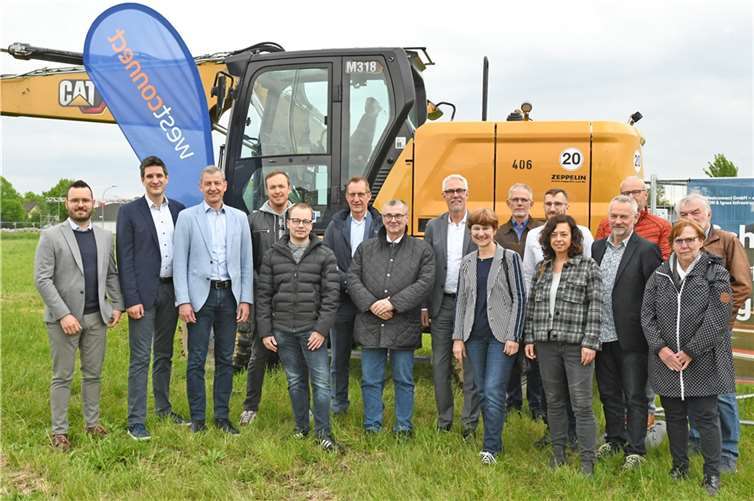 Landrat Dr. Alexander Saftig (7.v.l.) und Maximilian Mumm, Bürgermeister der Verbandsgemeinde Maifeld (6.v.l.), kamen in Polch zum offiziellen Startschuss für die vierte Bauetappe des geförderten Breitbandausbaus mit Vertreterinnen und Vertretern der Ortsgemeinden und der Verbandsgemeinde Maifeld, der Wirtschaftsförderungsgesellschaft am Mittelrhein sowie von Westconnect und der Westenergie-Gruppe usammen. Foto: Kreisverwaltung/Damian Morcinek