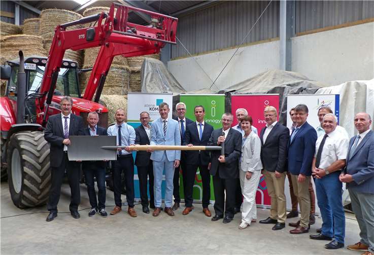 Landrat Dr. Alexander Saftig (8. v.l.) und Dr. Lothar Oelert (l.), Leiter der Hauptregion Rheinland-Pfalz der Innogy, freuen sich über den Spatenstich auf den Solliger Höfen. Diese und viele weitere landwirtschaftliche Betriebe werden nun mit schnellem Internet versorgt.  Kreisverwaltung Mayen-Koblenz