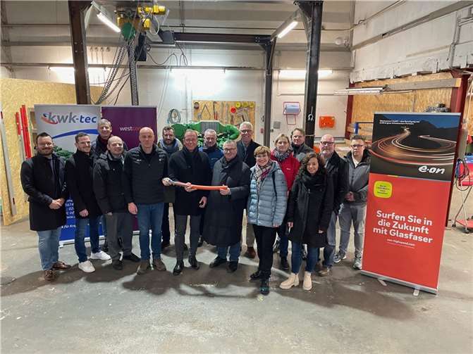 Landrat Dr. Alexander Saftig (8.v.r.) und Jörg Lempertz, Bürgermeister der Verbandsgemeinde Mendig (7.v.l.), haben gemeinsam mit Vertretern der Kommunalpolitik, der Wirtschaftsförderungsgesellschaft und von Westconnect symbolisch das neue Glasfasernetz für schnelles Internet in der Verbandsgemeinde Mendig in Betrieb genommen. Foto: David Kryszons/Westconnect