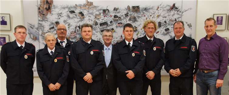 Landrat Dr. Alexander Saftig (Bildmitte), Bürgermeister Maximilian Mumm und Wehrleiter Martin Wolff (von rechts) mit den Trägern der Feuerwehr-Ehrenzeichen: Kai Süsterhenn, Klaus Josef Adams (Ehrenzeichen in Gold), Bernd Schwab, Jörg Richard, Martin Dötsch und Lothar Seul (von links). privat