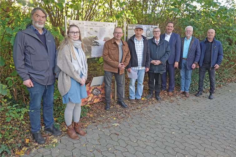 Landrat Dr. Alexander Saftig, Bürgermeister der VG Weißenthurm Thomas Przybylla und Ideengeber Muaz Özyurt freuen sich gemeinsam mit den weiteren Projektbeteiligten der Stadt Weißenthurm, der Integrierten Umweltberatung bei der Kreisverwaltung MYK sowie der Schlosserei Osman Atlen über die Fertigstellung der interaktiven Lerntafel.  Foto: Kreisverwaltung MYK/M.Rosenbaum