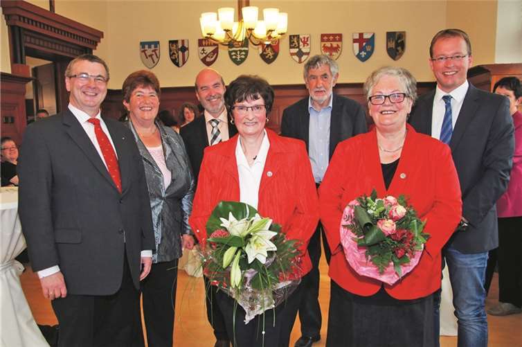 Landrat Dr. Alexander Saftig, Christel Zimmermann (Vorsitzende des Landfrauenkreisverbandes MYK, Rudolf Wingender (Ortsbürgermeister Volkesfeld), Maria Schlich, Godehard Jünemann (Erster Beigeordneter Bell), Irmgard Schneider und VG-Bürgermeister Jörg Lempertz (v.li.). FRE