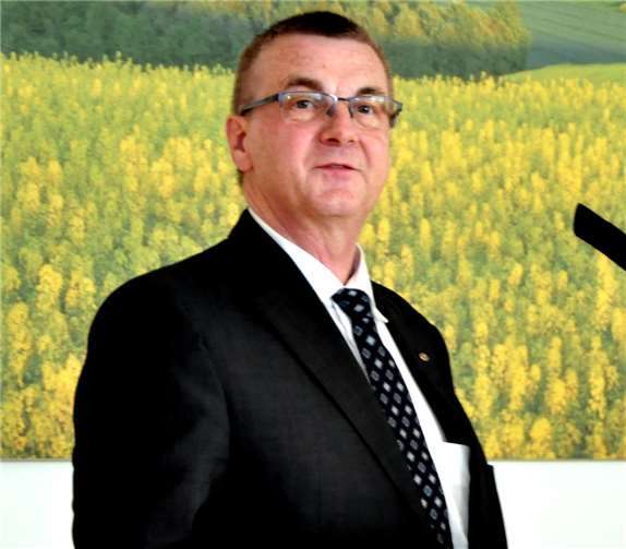 Landrat Dr. Alexander Saftig: „DieseVerleihung der Ehrennadel ist einZeichen des Dankes, das sagt, hier hatjemand mehr als seine Pflicht getan“.