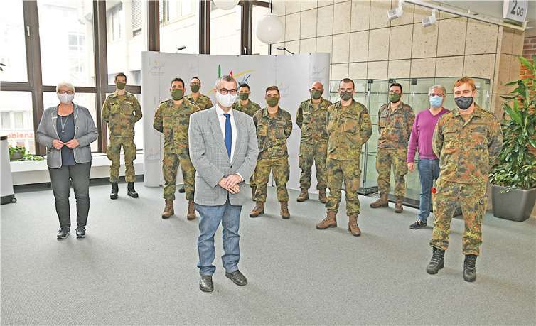 Landrat Dr. Alexander Saftig (Foto mit Soldaten, Mitte), Büroleiterin Petra Kretzschmann und Michael Schönberg, Arzt im Gesundheitsamt, sind nicht nur der Bundeswehr für die tatkräftige Unterstützung in der Corona-Lage im Kreishaus dankbar.