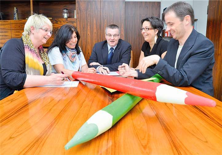 Landrat Dr. Alexander Saftig (M.), Zeynep Begen (2.v.l.) und Petra Kretzschmann (l.) diskutieren die letzten Details des vom Kinderbuchautor Stefan Gemmel (r.) und Eva Pfitzner (2.v.r.) initiierten Literaturprojektes. privat