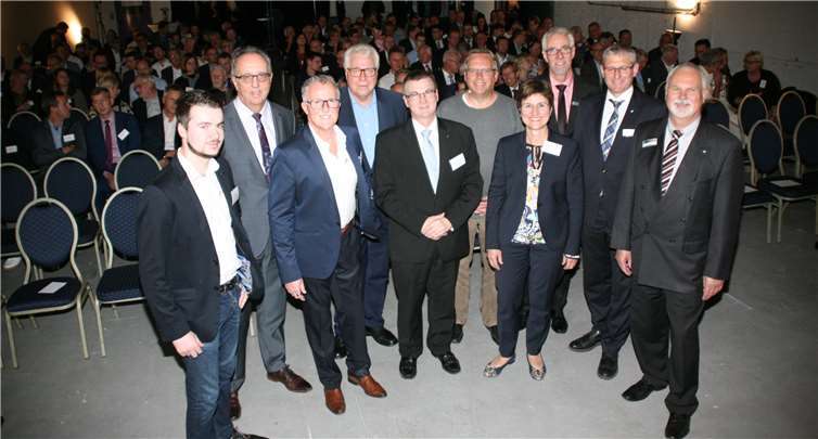 Landrat Dr. Alexander Saftig (M.) konnte rund 250 Unternehmer aus dem Landkreis in den beeindruckenden Studios von ARTs-UNLIMITED in den Mayener Lokhallen begrüßen. Fotos: WE