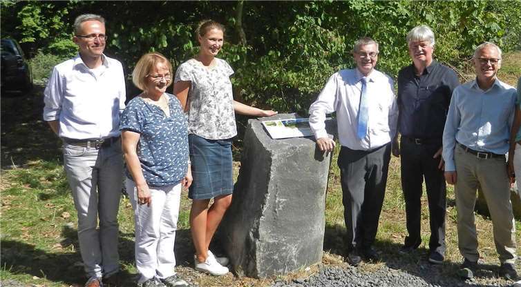 Landrat Dr. Alexander Saftig (M.) und Bürgermeister Rolf Schumacher (3.v.r.) überzeugten sich vor Ort von dem Erfolg der Renaturierungsmaßnahme.  Kreisverwaltung Mayen-Koblenz