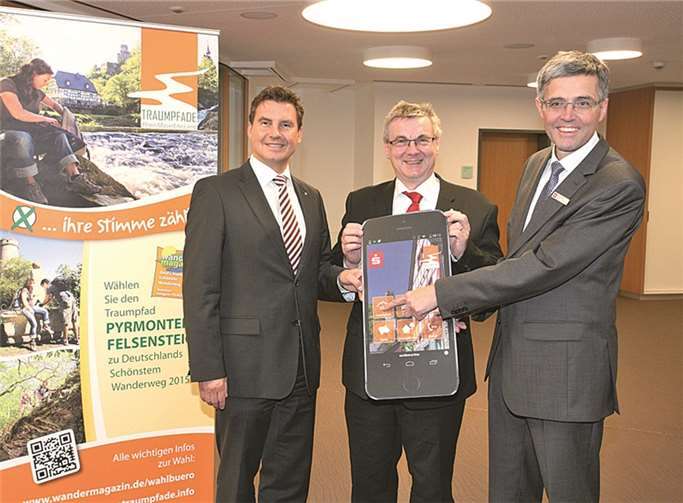 Landrat Dr. Alexander Saftig (M.) und die Vorstandsvorsitzenden Matthias Nester (l.) von der Sparkasse Koblenz und Karl-Josef Esch von der Kreissparkasse Mayen sind begeistert vom neuartigen Layout und den zusätzlichen Möglichkeiten der neuen Traumpfade-App. WE