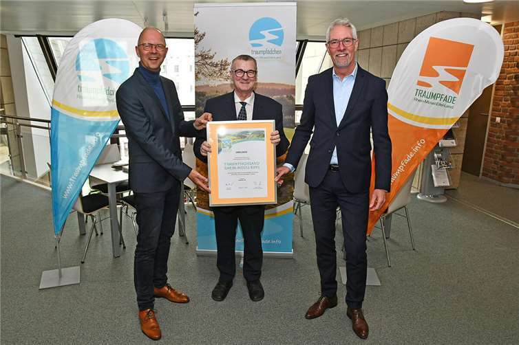 Landrat Dr. Alexander Saftig (Mitte), Henning Schröder (rechts) und Michael Schwippert freuen sich über die erneute Auszeichnung als Premium-Wanderregion. Foto: Kreisverwaltung MYK/Damian Morcinek
