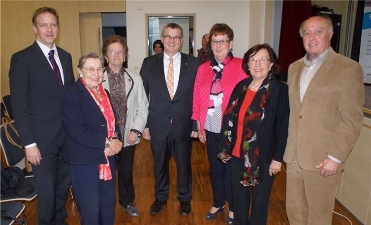 Landrat Dr. Alexander Saftig (Mitte) gemeinsam mit Bundesministerin a.D. Prof. Dr. Dr. Ursula Lehr (2. von links), dem Kreistagsmitglied Horst Hohn (links), dem ehrenamtlichen VG-Beigeordneten Herbert Nickenig (rechts), Monika Hetzel und Dorotha Kalus. privat