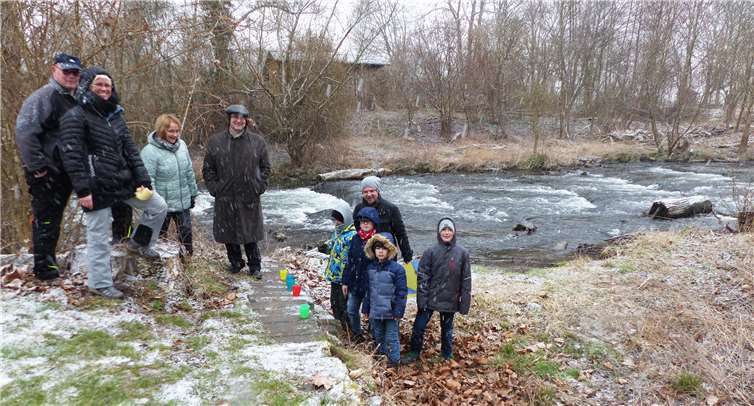 Landrat Dr. Alexander Saftig (Mitte) und Ortsvorsteher Gerhard Masberg freuen sich, dass die Miesenheimer Grundschüler an den Renaturierungsmaßnahmen der Nette beteiligt werden.