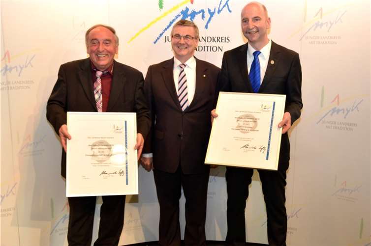 Landrat Dr. Alexander Saftig (Mitte) verlieh die Sängerinnen und Sängern aus Vallendar und Nickenich den Kulturförderpreis des Landkreises Mayen-Koblenz.