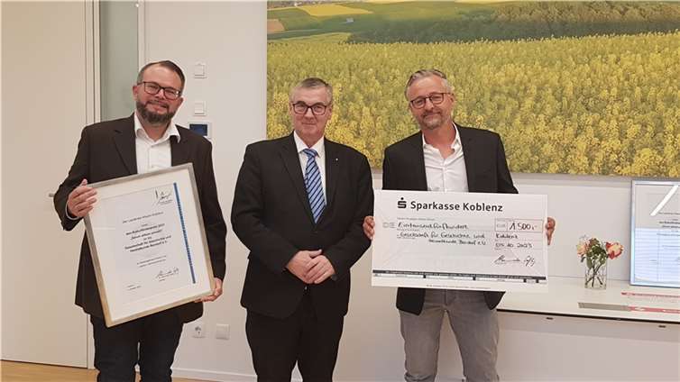 Landrat Dr. Alexander Saftig (Mitte) zeichnete die Gesellschaft für Geschichte und Heimatkunde Bendorf e.V. aus. Der Vereinsvorsitzende Andreas Stettler (links) freute sich gemeinsam mit dem Vereinsmitglied Christian Heckhoff (rehts) über die besondere Ehrung.