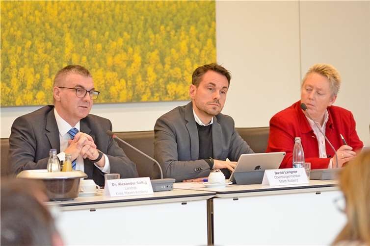 Landrat Dr. Alexander Saftig, Oberbürger-meister David Langner und Bürgermeisterin Ulrike Mohrs informierten über die aktuelle Lage im Zusammenhang mit dem Coronavi-rus und die Auswirkungen auf das Leben in 125 Stadt und Kreis. Foto: Landkreis Mayen-Koblenz