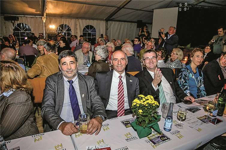 Landrat Dr. Alexander Saftig, Ortsbürgermeister Rudi Zenz und Werner Merkenich amüsierten sich bei der Jubiläumsfeier des Musikvereins Löf.