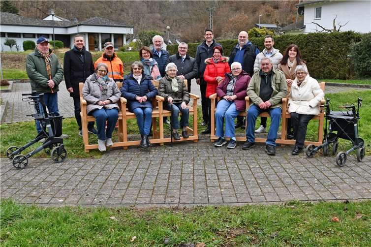 Landrat Dr. Alexander Saftig, Projektleiterin „Bewegung in die Dörfer“ Lea Bales und die Vertreter der Westenergie, Fabian Vocktmann und Patrick Ley, haben jüngst zwei Seniorenbänke an die Ortsgemeinde Brodenbach übergeben.  Foto: Kreisverwaltung/Schäfer